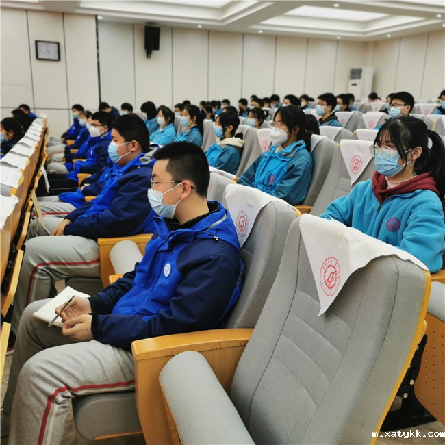 1645436215119443.jpg 4现场参加开学典礼的学生们.jpg