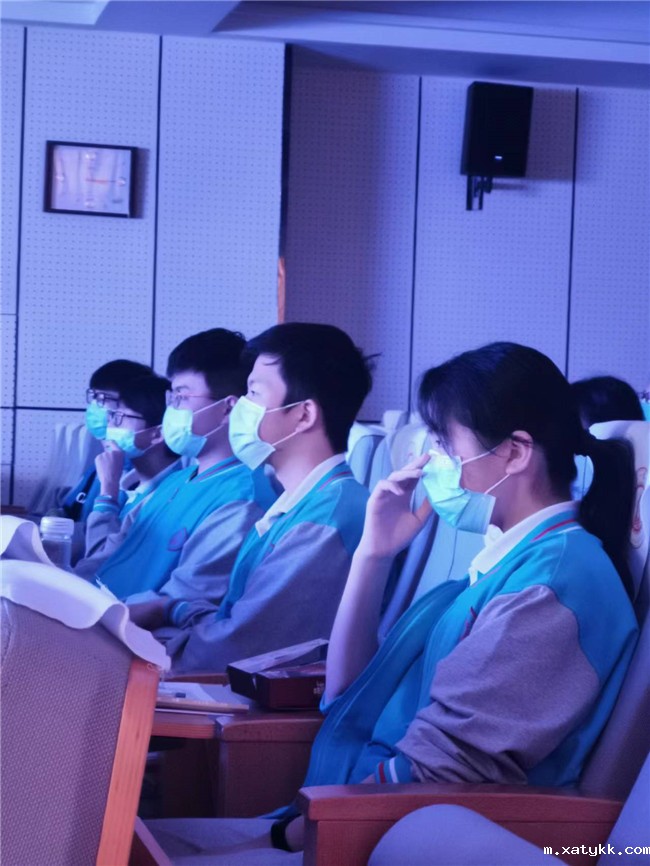 1652661590560661.jpg 3.看得入神.jpg