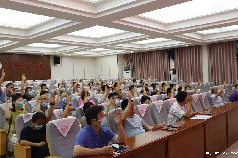 1654934054136952.jpg 7职工代表举手表决.JPG