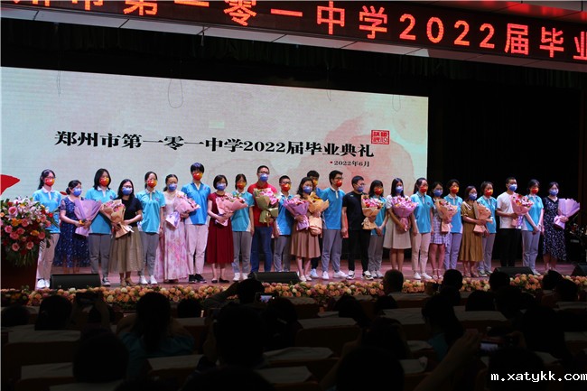 1655083328104179.jpg 9学生代表献花_副本.jpg