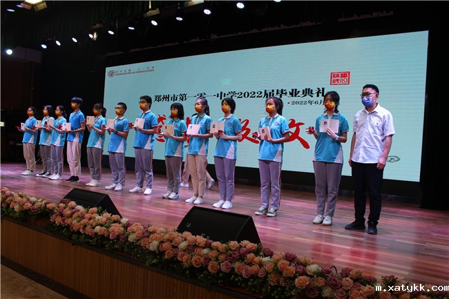 1655083403651931.jpg 16赵银堂书记为学生代表颁发校徽_副本.jpg