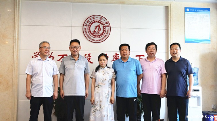 1655459907182454.jpg 4校领导与陈艳荣老师合影留念.JPG