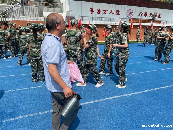 1659949119395117.jpg 殷小玉老师为学生打水.jpg