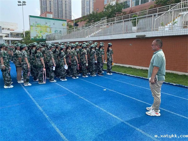 1659949167856805.jpg 翟金牛老师陪伴学生军训.jpg