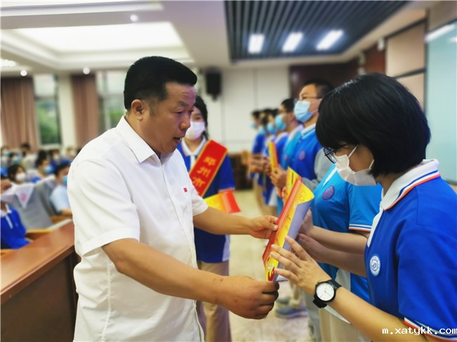 1661501447105044.jpg 10李国喜校长为优秀集体颁发奖状.jpg