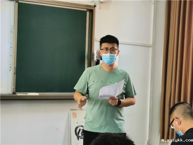 1661502323223808.jpg 3、团委书记郑玉璞讲宿舍管理.jpg