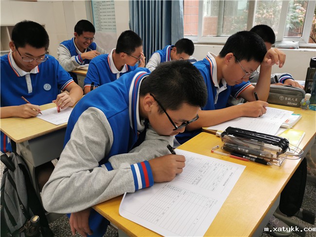 1662110144509281.jpg 6学生填写心理档案.jpg