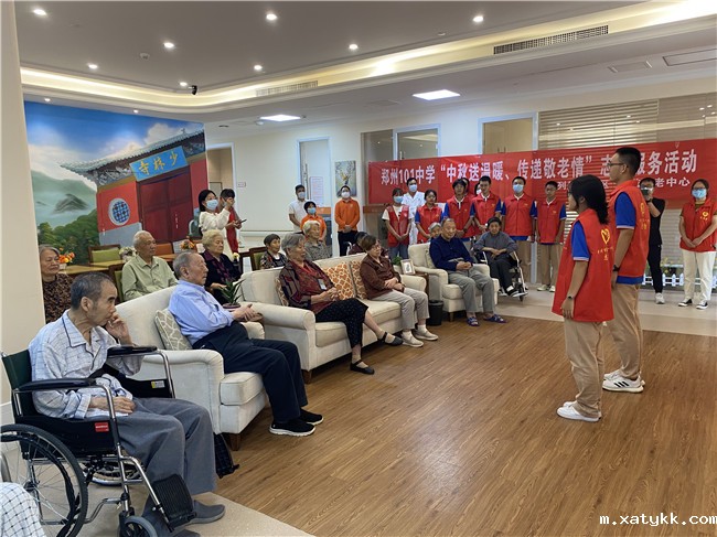 1662705794304923.jpg 2诗歌朗诵《红烛》.jpg