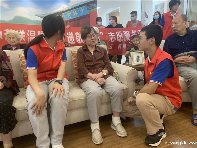 1662705839114692.jpg 3与老人亲切交谈.jpg