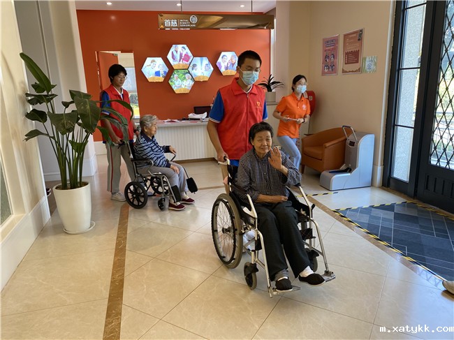 1662705871108302.jpg 4送老人回房间休息.jpg