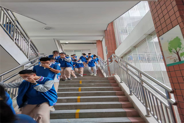 2 演练中规范有序撤离.jpg