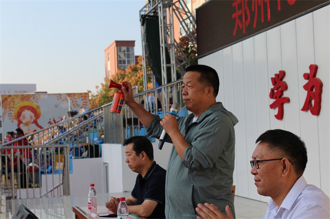 15李国喜校长宣布运动会开幕.jpg