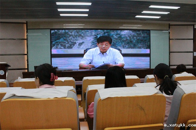 1664446136568880.jpg 2学科教师代表收看会议.jpg