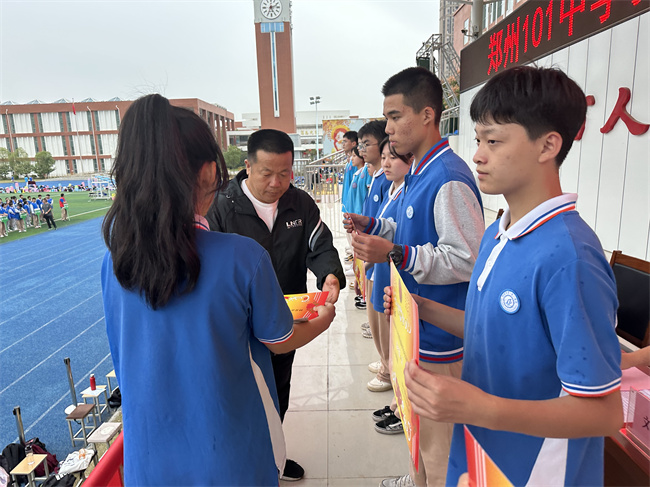 1李国喜校长给团体总分前六名班级颁奖.jpg
