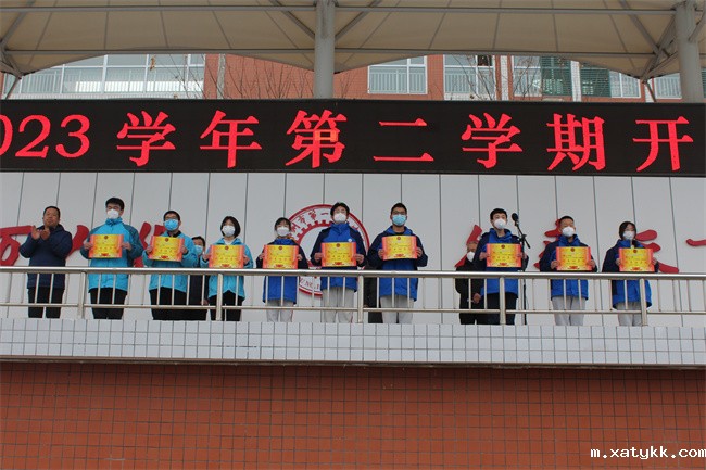 1675765104102518.jpg 3、李国喜校长为优秀班集体颁奖.jpg