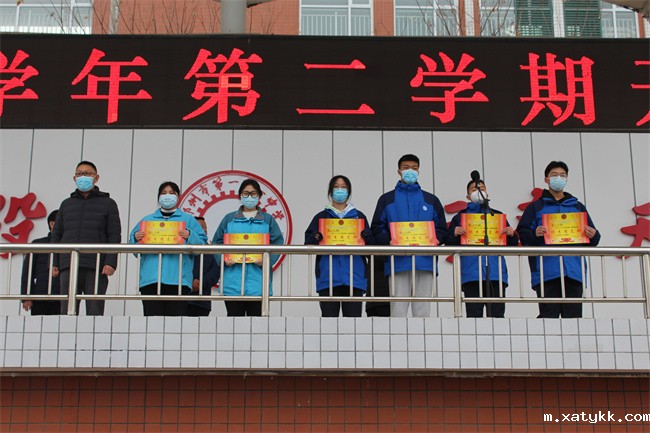 1675765126865024.jpg 4、赵银堂书记为优秀团支部颁奖.jpg