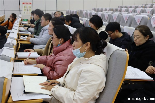 1677806768842131.jpg 4班主任老师参加培训.jpg