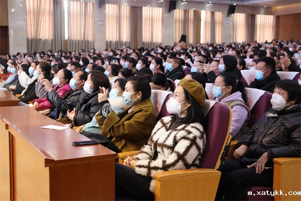 1677807204574947.jpg 3认真听讲座的家长们.jpg