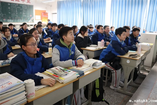 1677807219149492.jpg 4学生们在教室收看讲座直播.jpg