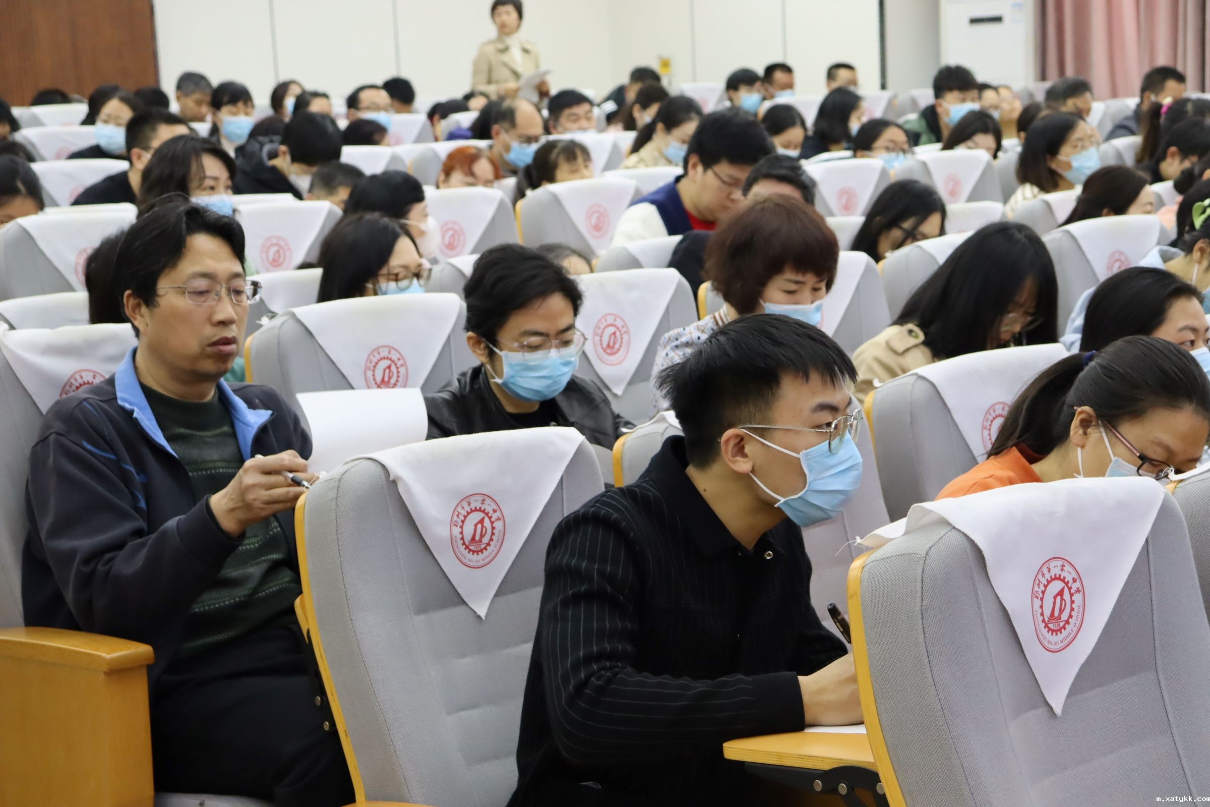 1678269539453339.jpg 6老师们认真填写测评表.JPG