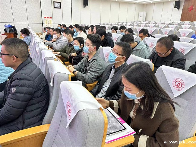 1680514123285128.jpg 3班主任老师认真聆听.jpg