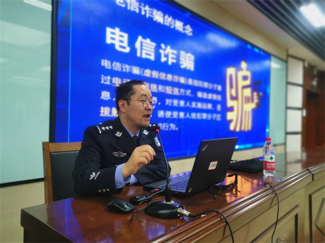 2郑东新区分局反诈中心副主任赵冬雪警官主讲.jpg