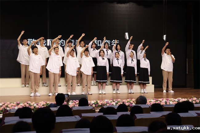 1682415785128079.jpg 3、高一4班《你从未离去》.jpg