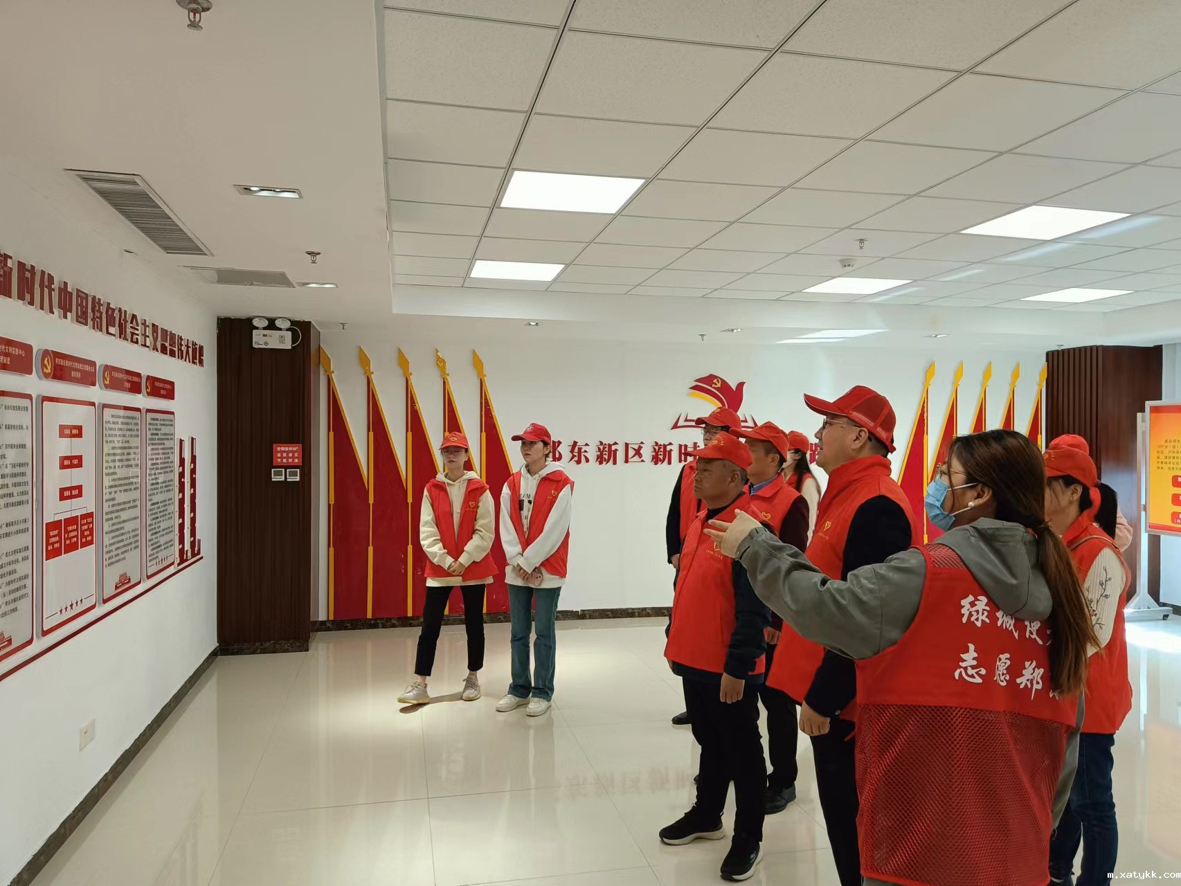 1682576050672974.jpg 4李亚茹老师带领大家参观实践中心.jpg