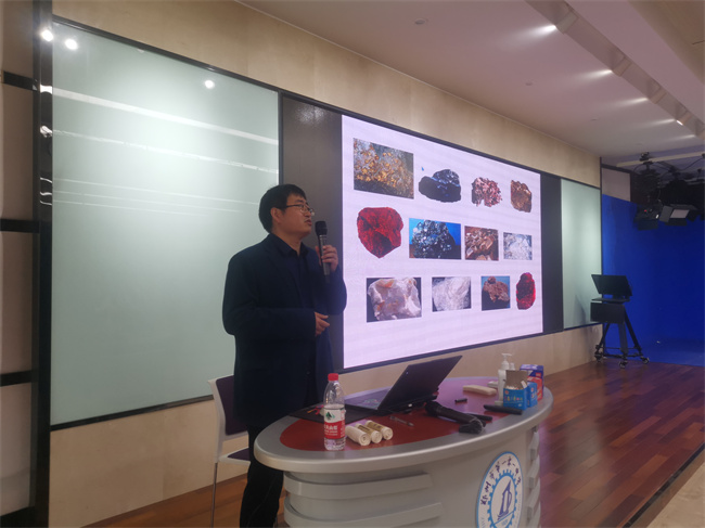 1、郝小非博士带来科普讲座《美丽的石头》.jpg