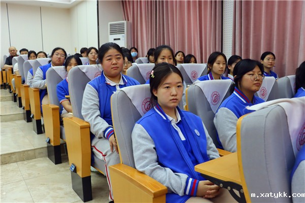 1685529355896438.jpg 6学生认真聆听.jpg