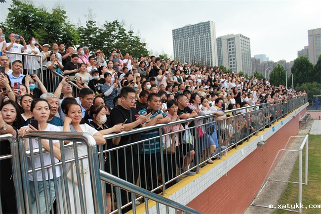 1692780636786190.jpg 5、看台上观看学生军训汇操比赛.jpg