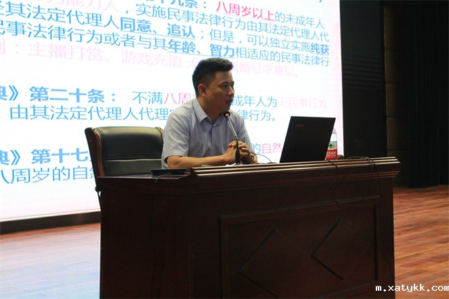 1692781681130252.jpg 2主讲人:法制副校长张少春.jpg