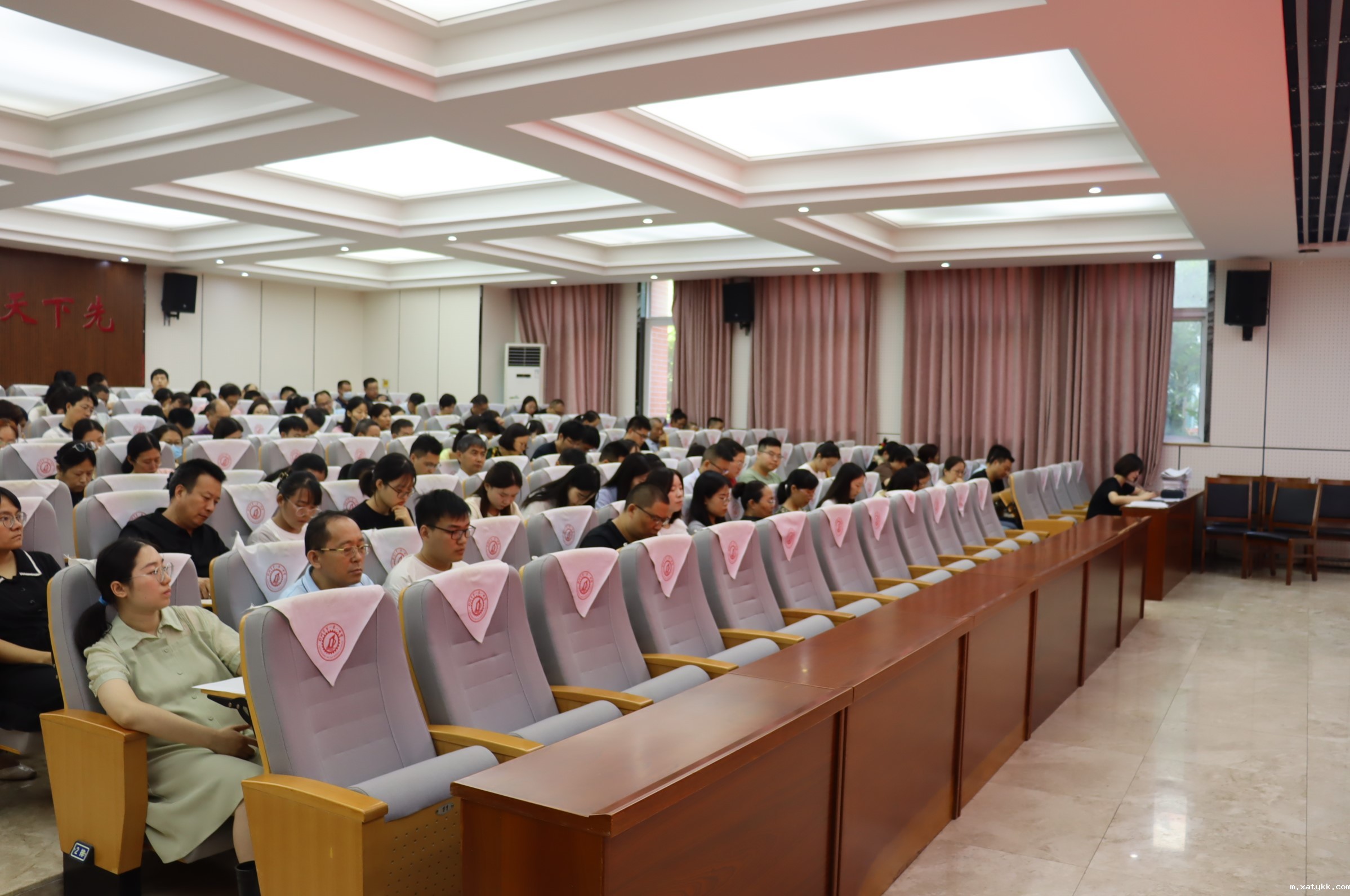 1692922020105982.jpg 6全体教职工认真听讲.JPG