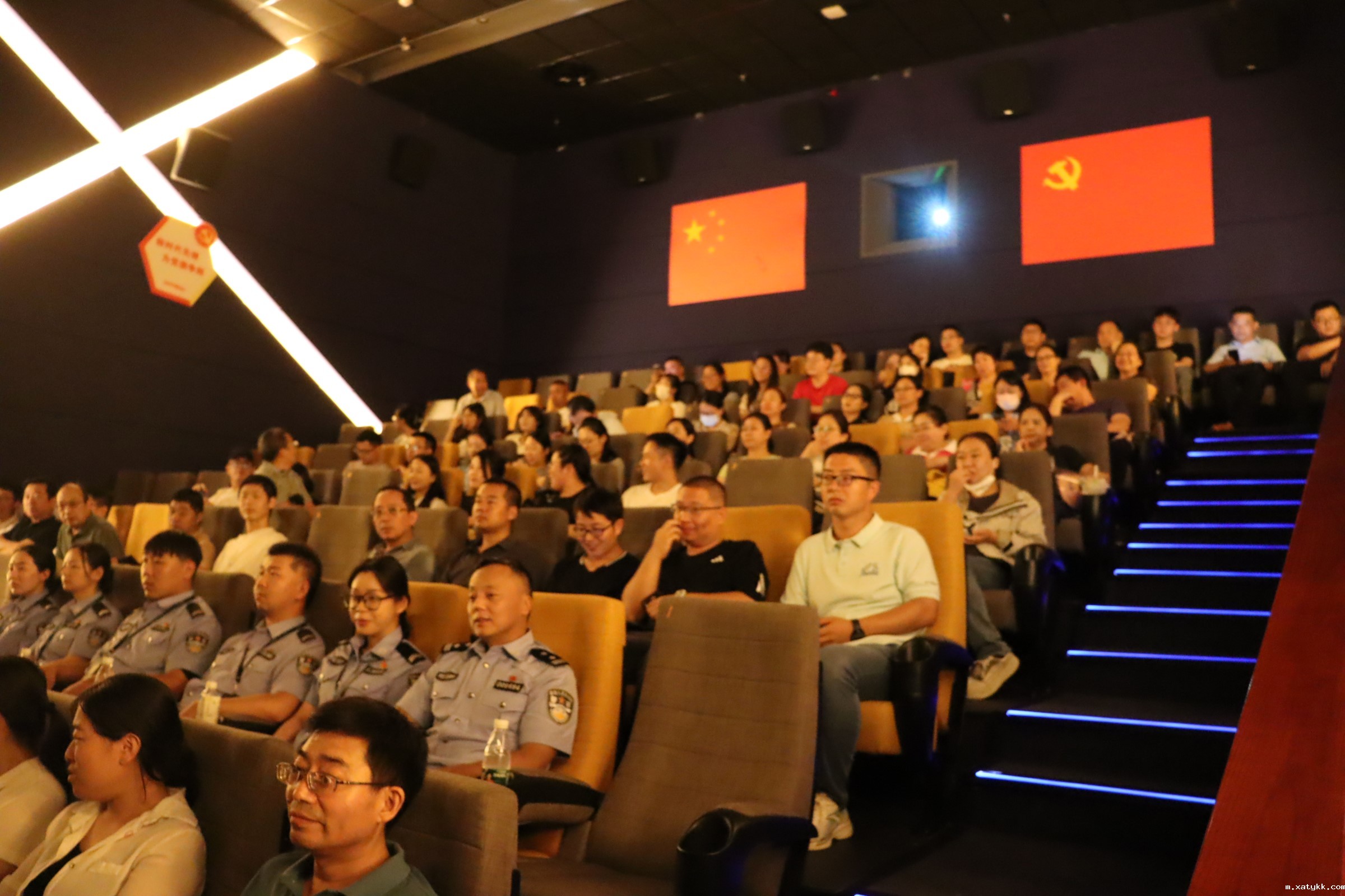 1693475411651372.jpg 2全体教职工观看现场.JPG