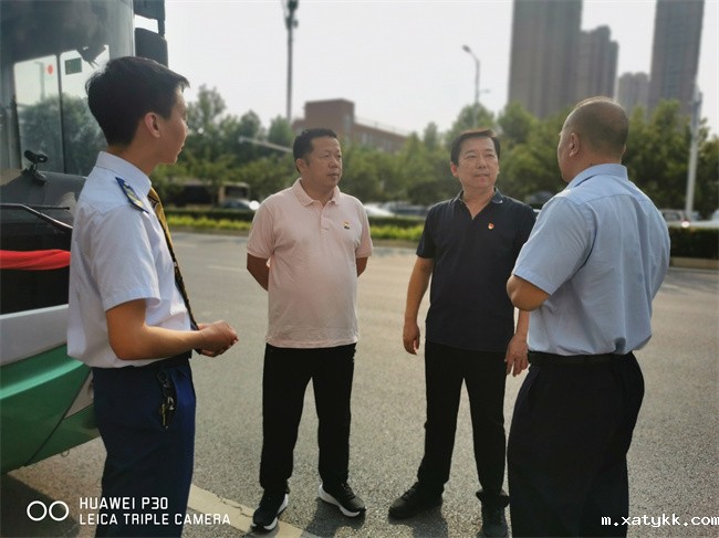 1695021412604209.jpg 3.。学校领导和公交公司、地铁公司相关负责人交谈.jpg