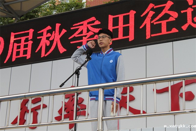 1696727868426617.jpg 5、队员代表高二12班张少秋宣誓.jpg