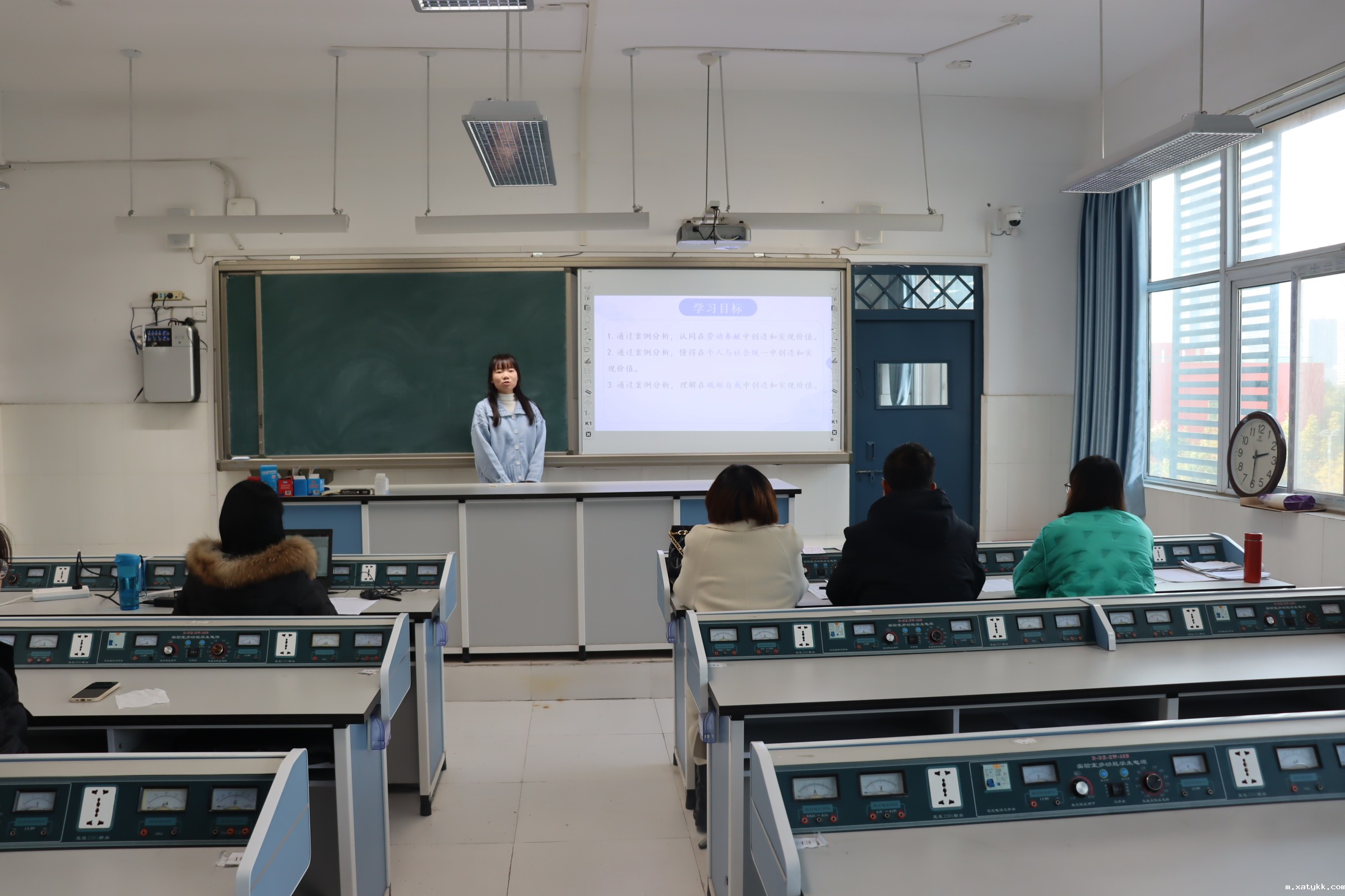 1699955875131681.jpg 4参赛教师展示现场.JPG