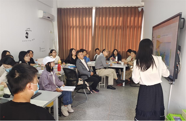 3 英语组集体研讨.png