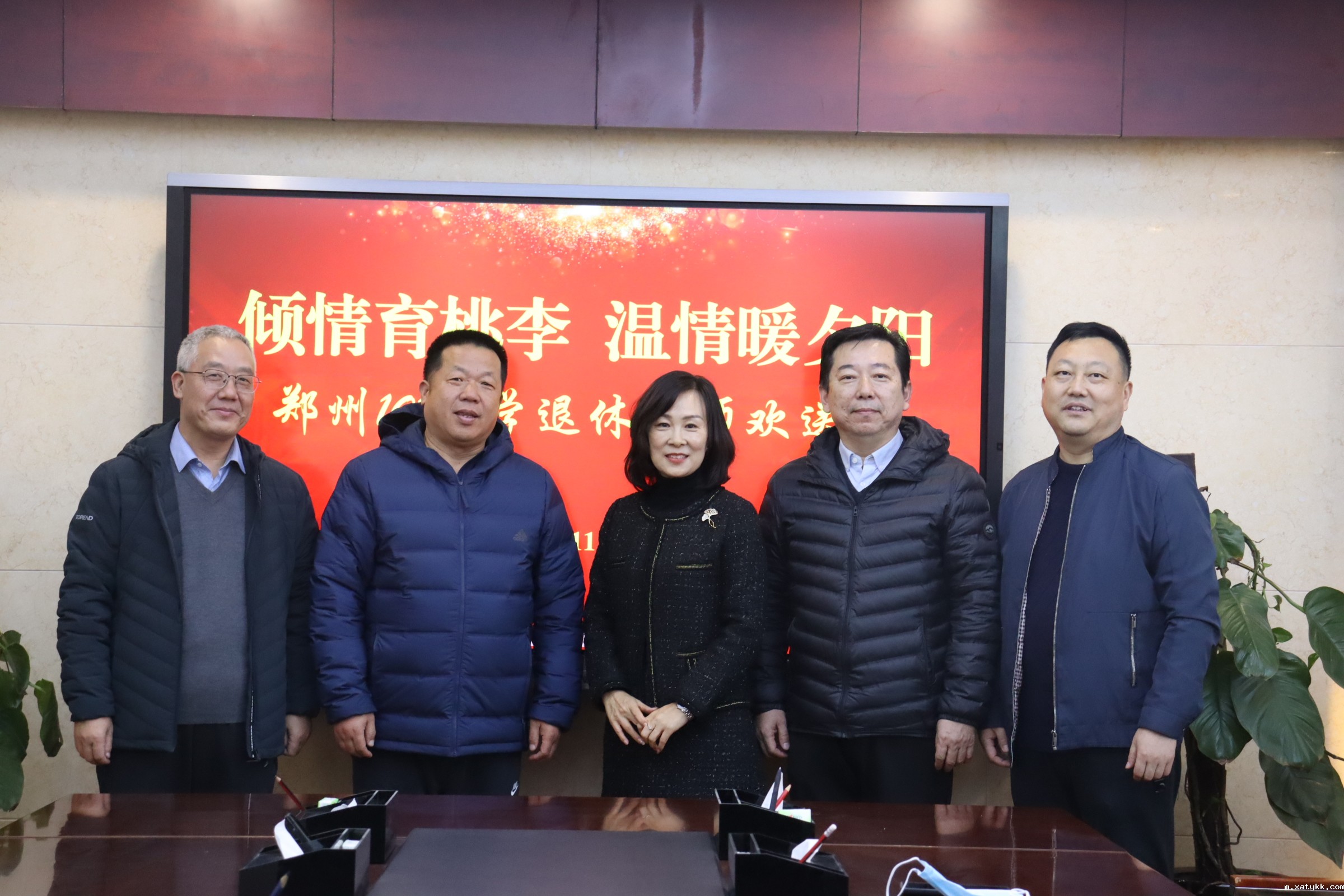 1700787243635923.jpg 4、学校领导与退休老师合影留念.JPG