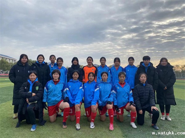 1 郑州101中学生女子足球队主力队员合影.jpg