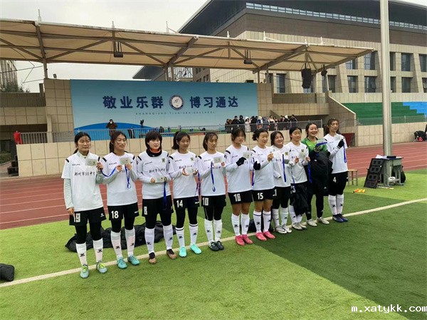 3 参加颁奖仪式.jpg