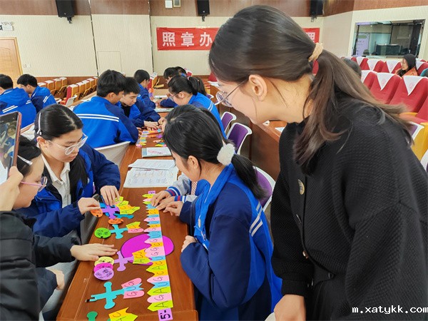 1701159795127356.jpg 3 小组活动:用学具模拟“翻译”过程.jpg