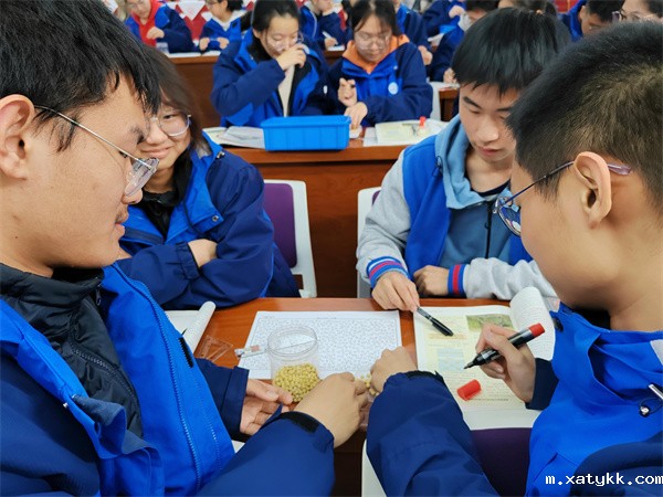 1701159830501535.jpg 6 学生利用黄豆模拟标记重捕法.jpg