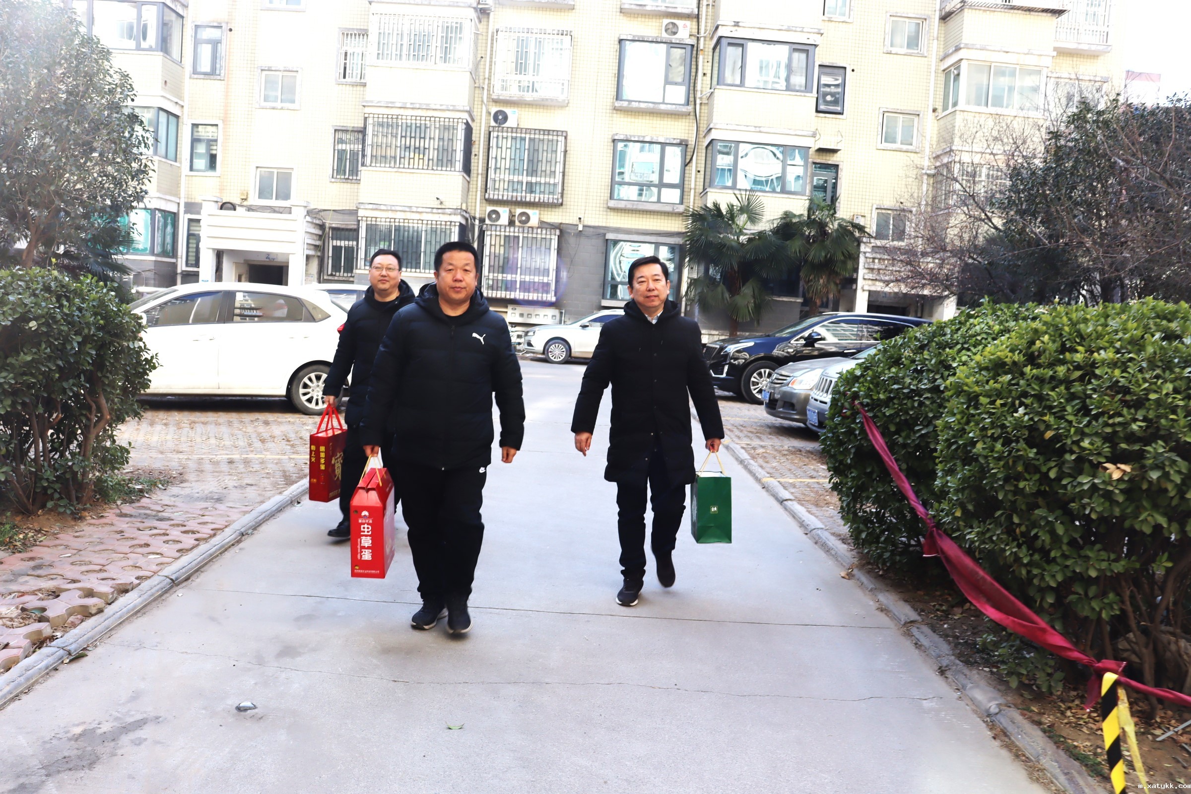 1706604647956166.jpg 1学校领导走访慰问退休老干部.JPG