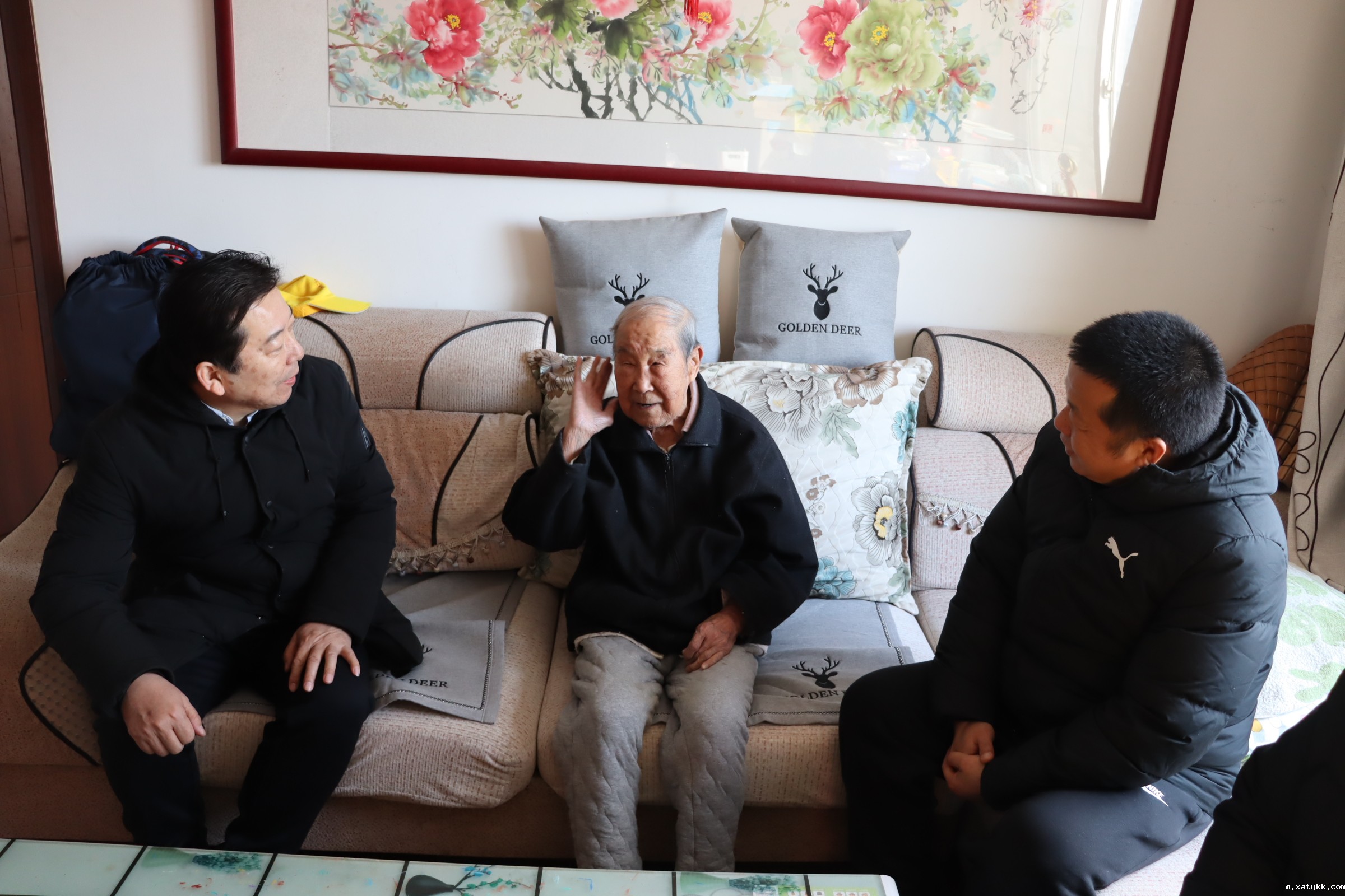 1706604654185940.jpg 2看望百岁老人刘春生老师.JPG