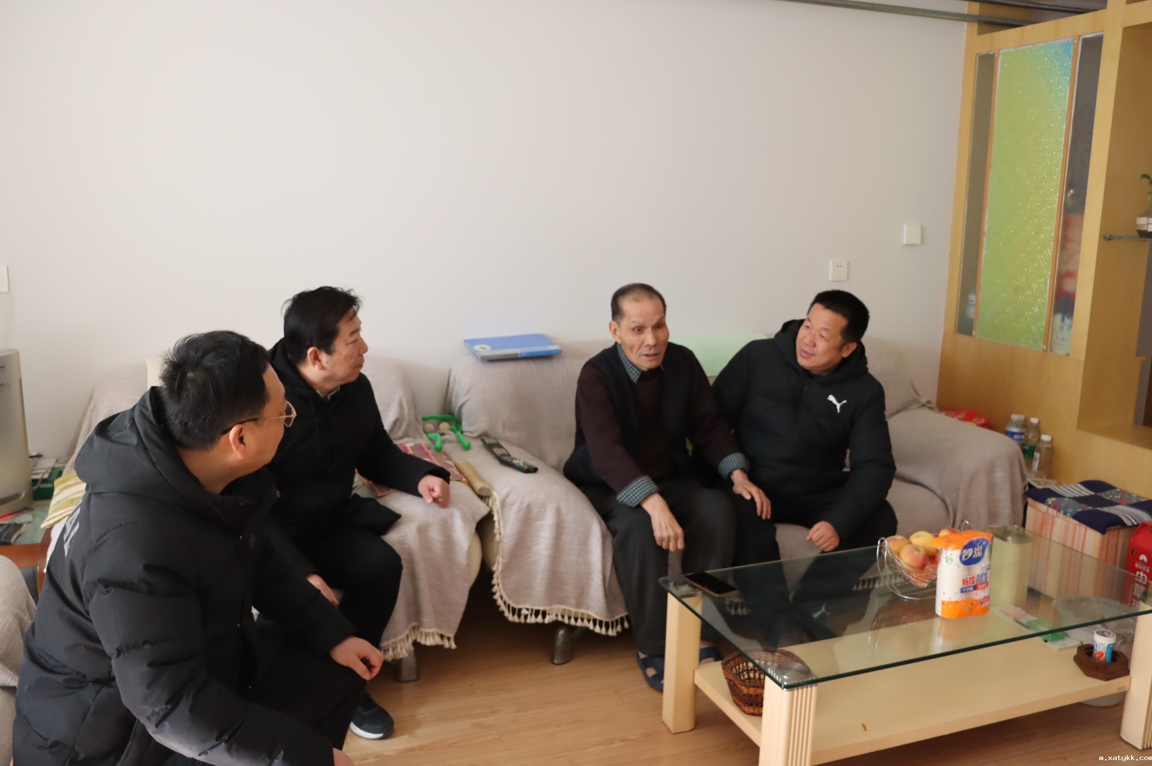 1706604665143898.jpg 4看望退休老干部山慈衡.JPG