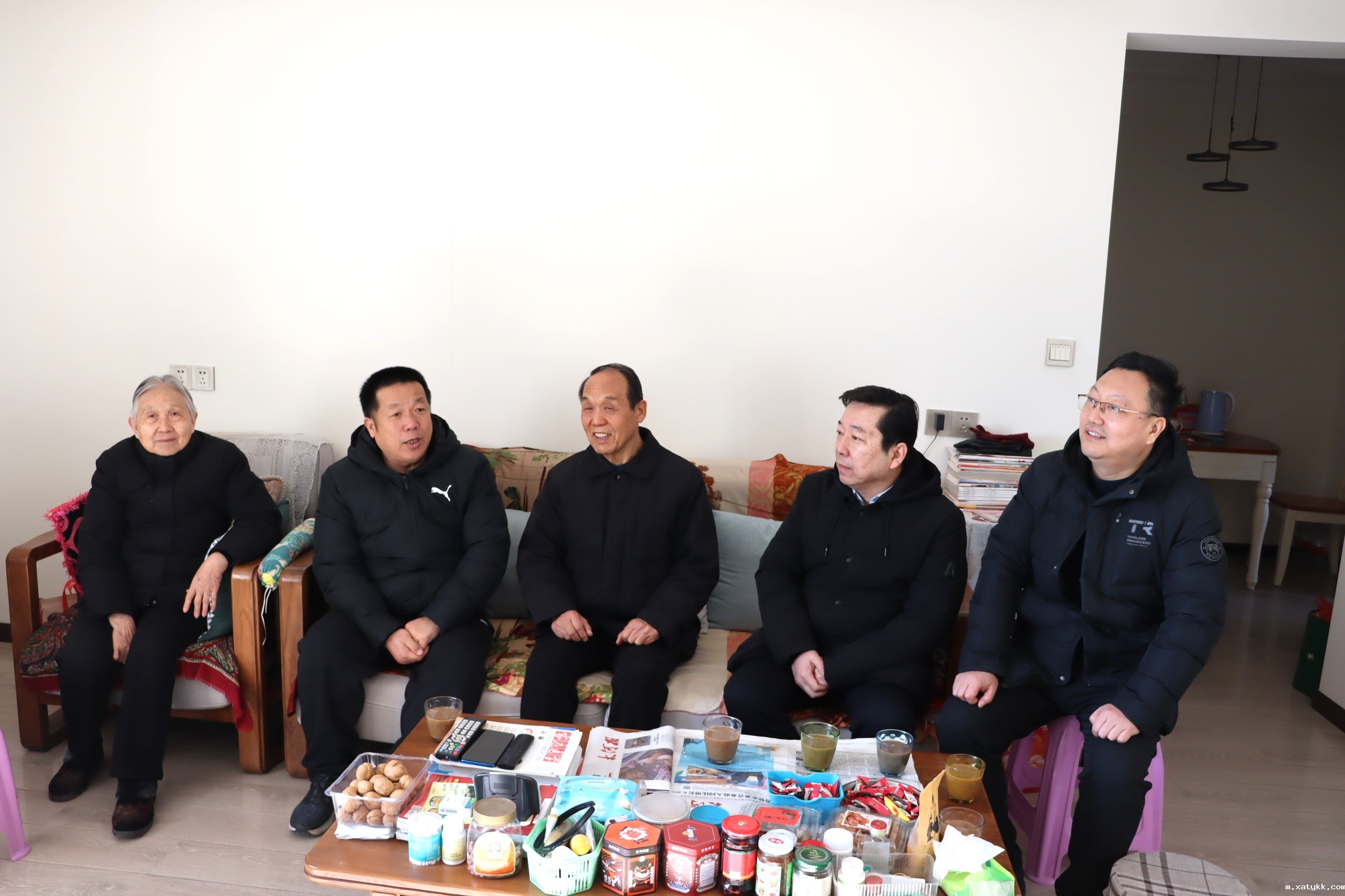 1706604670760328.jpg 5看望退休老干部赵法泉.JPG