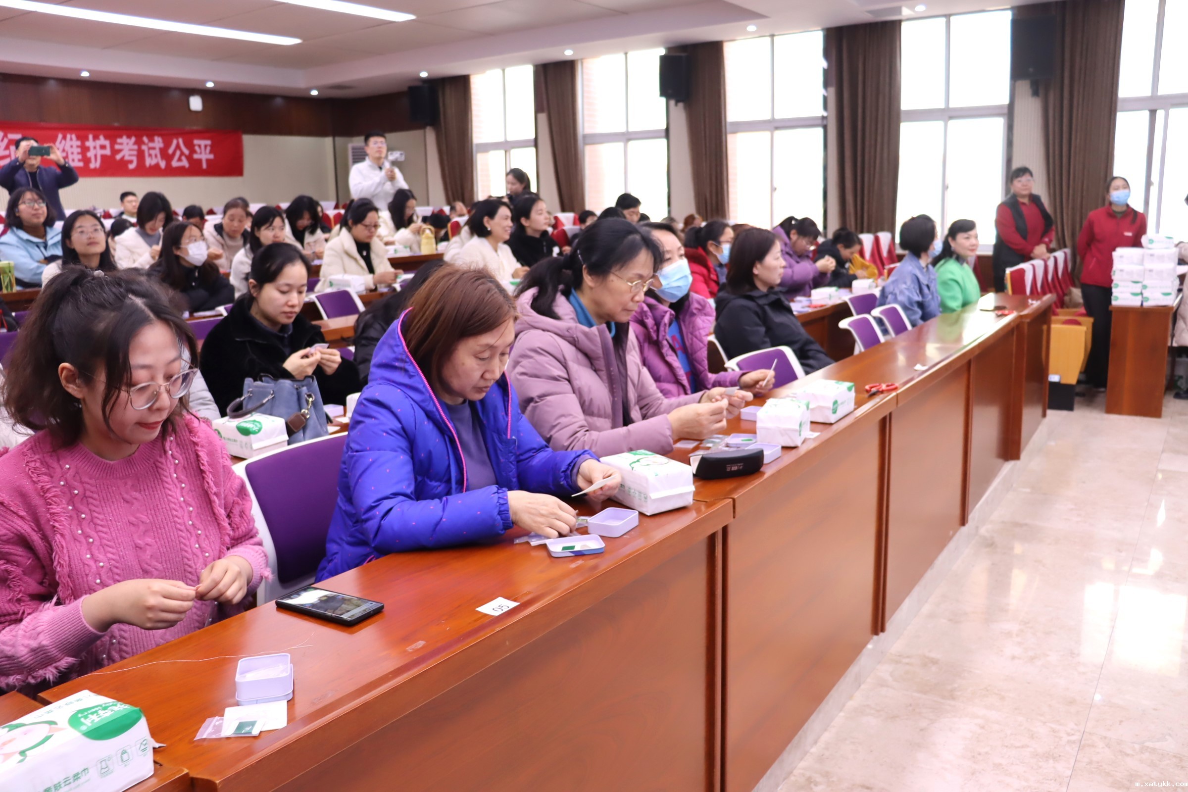 1709888182309914.jpg 2火热的手工制作活动现场.JPG