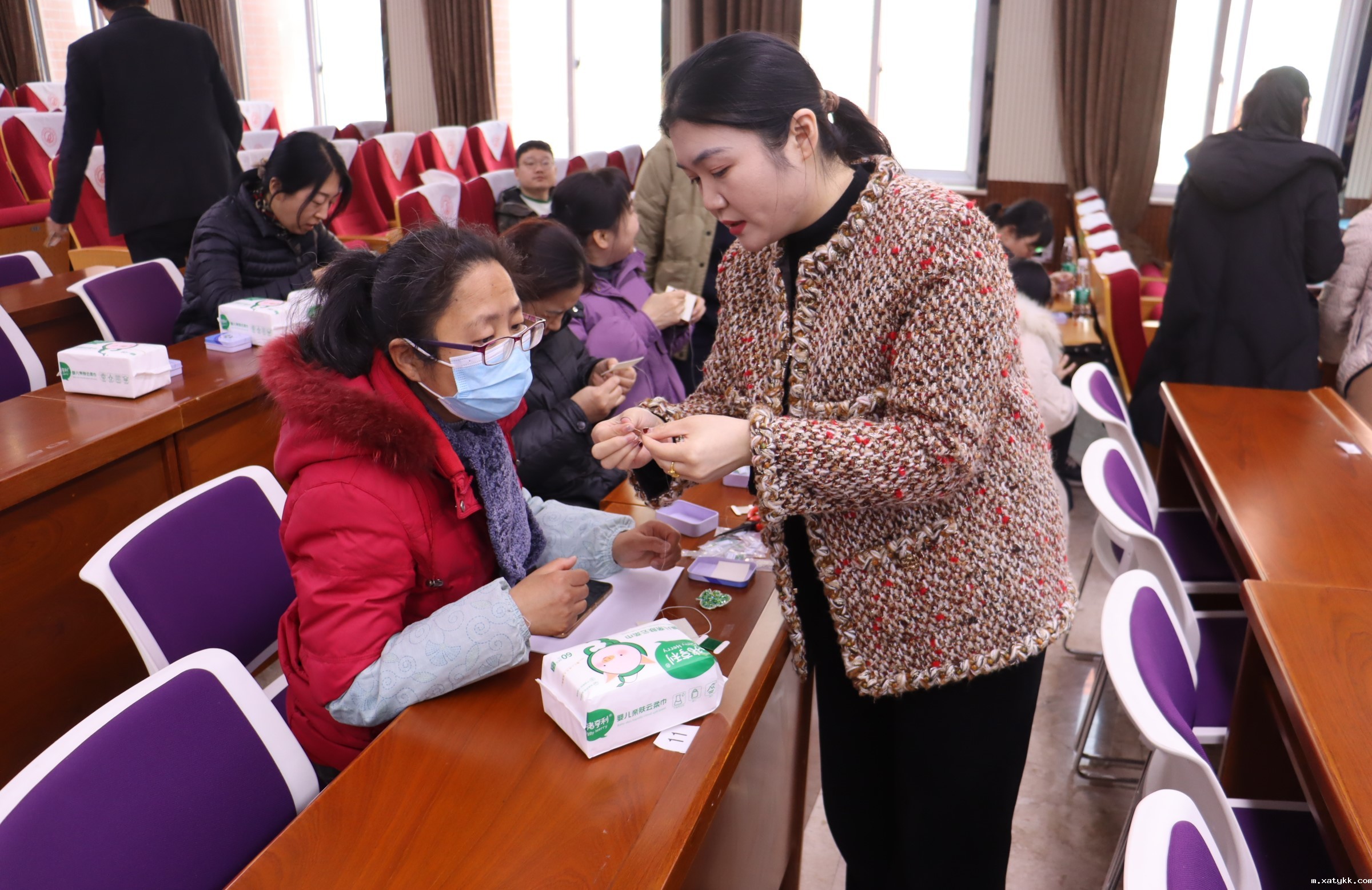 1709888195106335.jpg 4工作人员指导手工制作.JPG