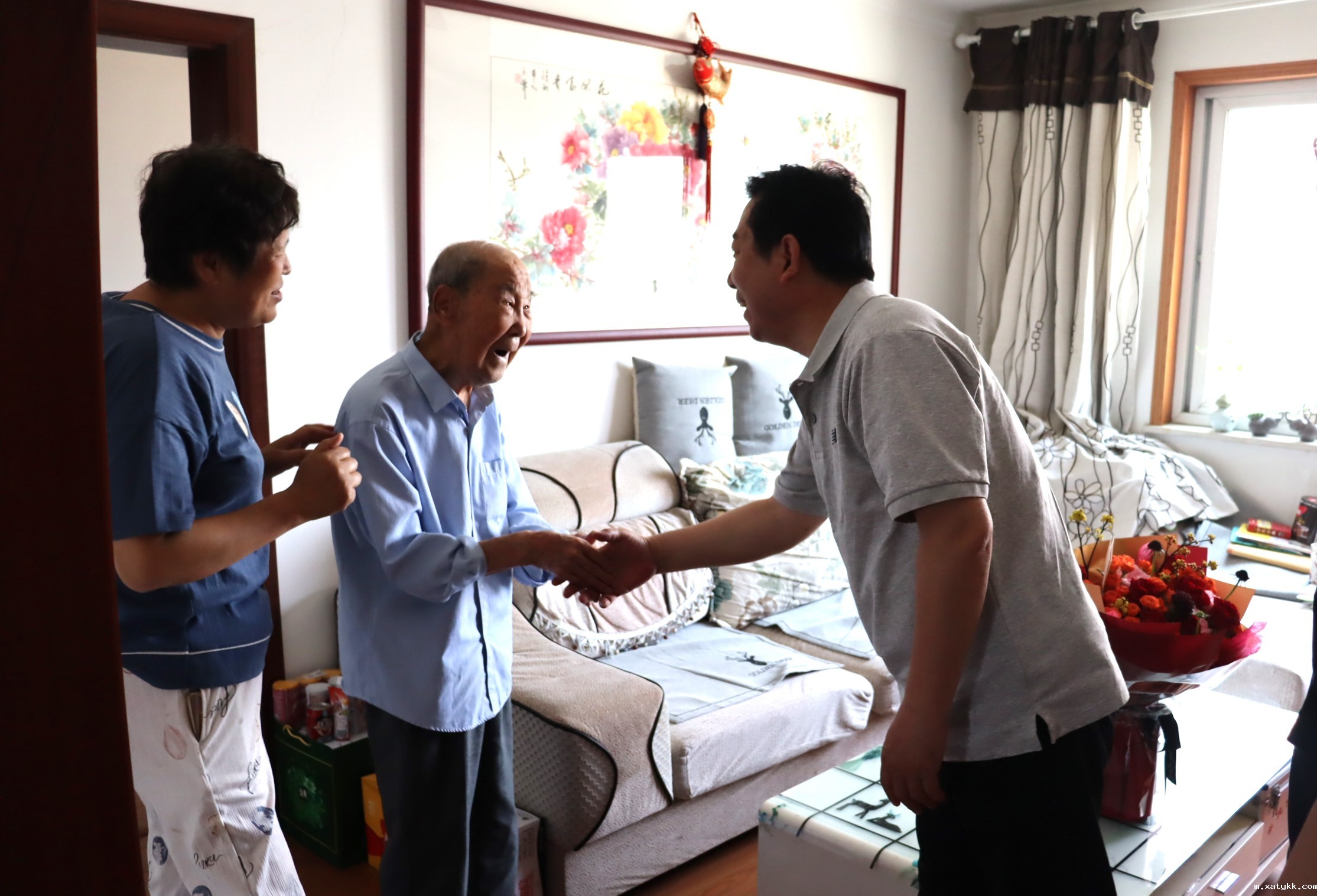 1714295204626499.jpg 1百岁老人刘春生与张超副校长握手.JPG